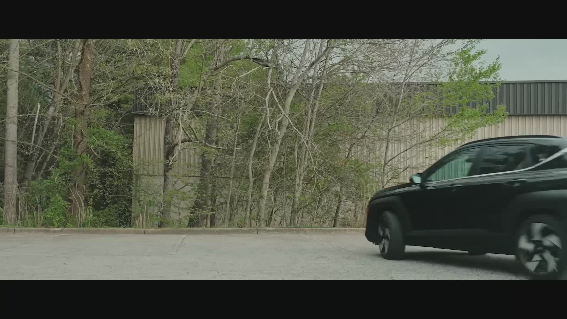 HexcelPack demonstration of honeycomb kraft paper securely wrapping fragile glass items using eco-friendly packaging material